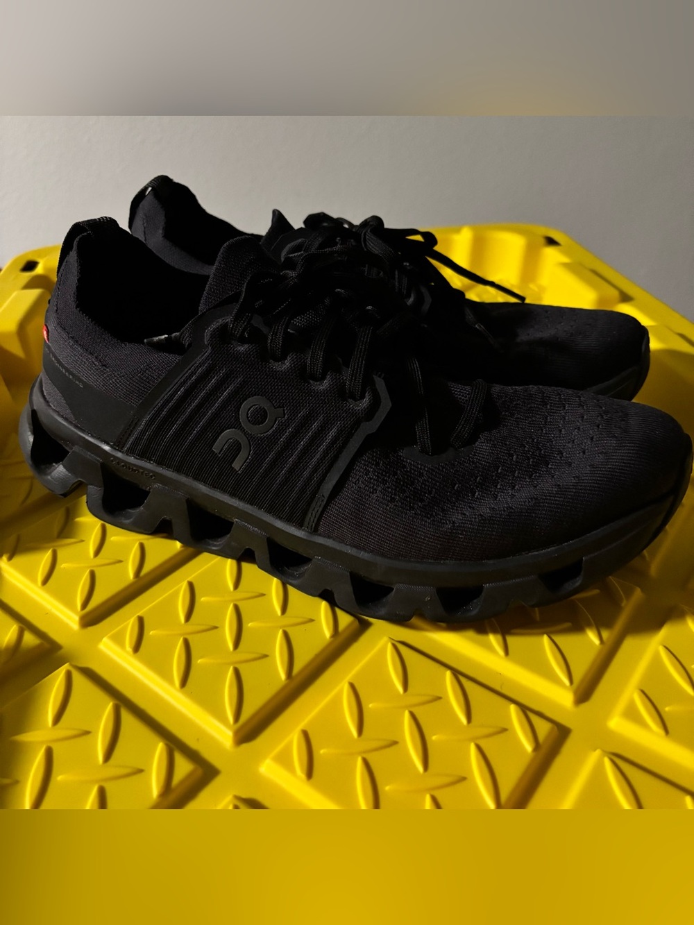 On Cloudswift 4 all black men’s shoe